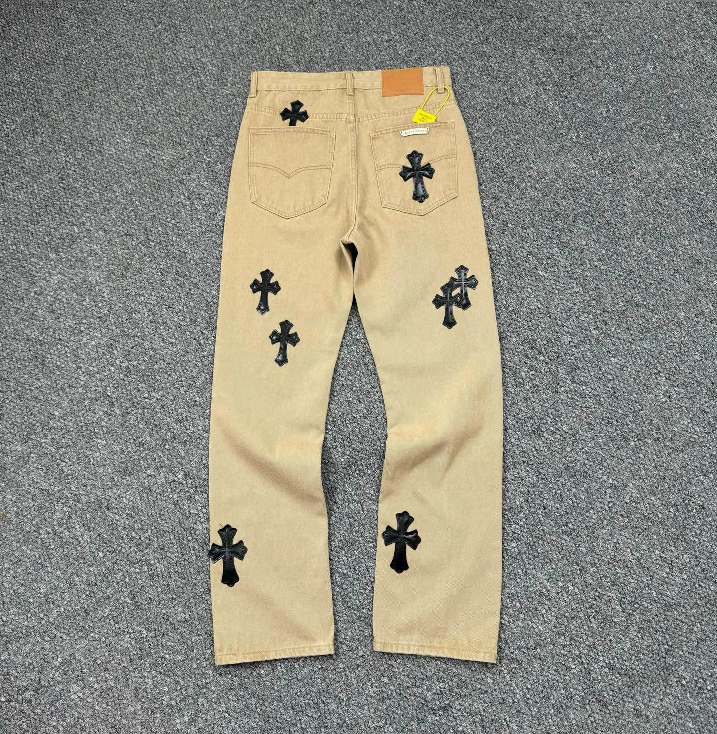 P240 Style No.: H848 ChromeHearts & Chrome Hearts [New on the unlabeled support platform] 2025 new khaki leather couple's washed jeans, top ceiling quality, styles with different washed textures, very friendly to people with thin legs and thick legs, the straight and loose version is very flattering to the leg shape, the moderate length that never goes out of style, easy and casual to match, the basic styling of various styles, a must-have in the wardrobe! The fabric is stiff but also makes the upper body soft without losing texture. The washing process is even more perfect. It is a must-have item for everyone! ! !  Size: 28-30-32-34 Color: Khaki